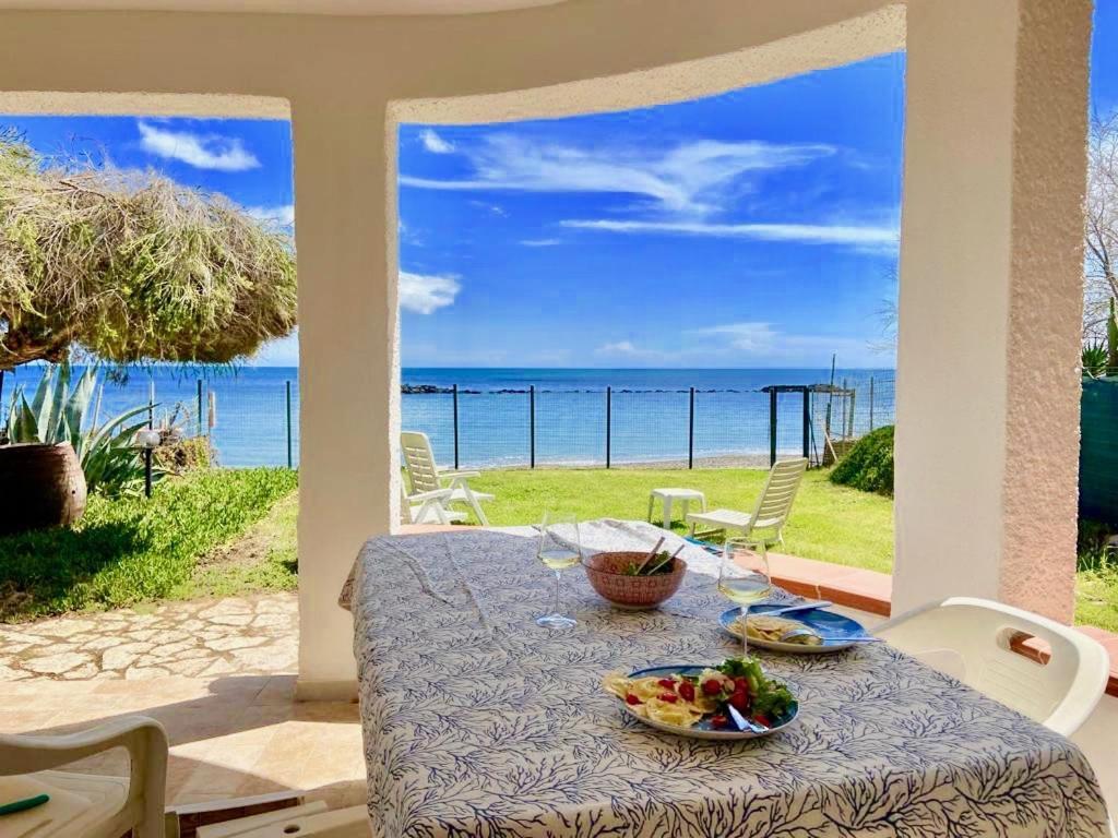 Paradise Beachfront Villa, Porto Columbu, Sardinia Porto Columbu - Perd'E Sali Exterior foto